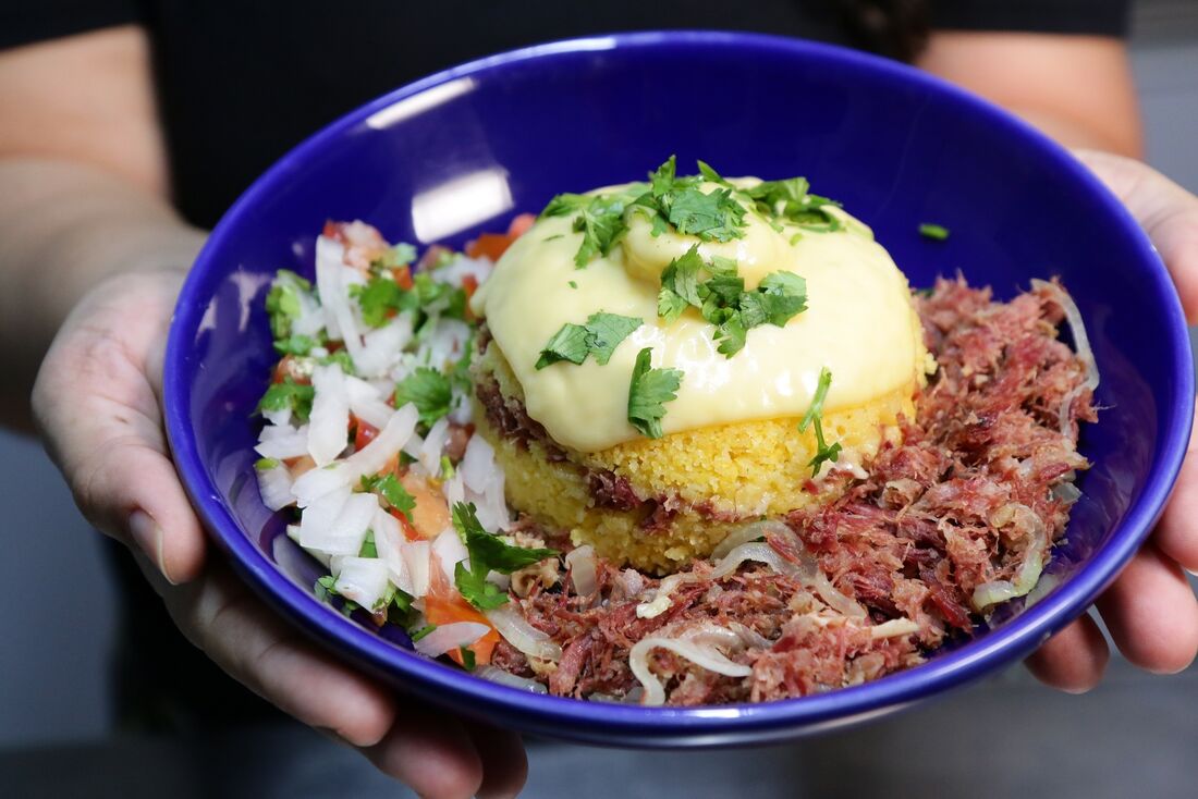 Cuscuz nordestino com carne seca e queijo