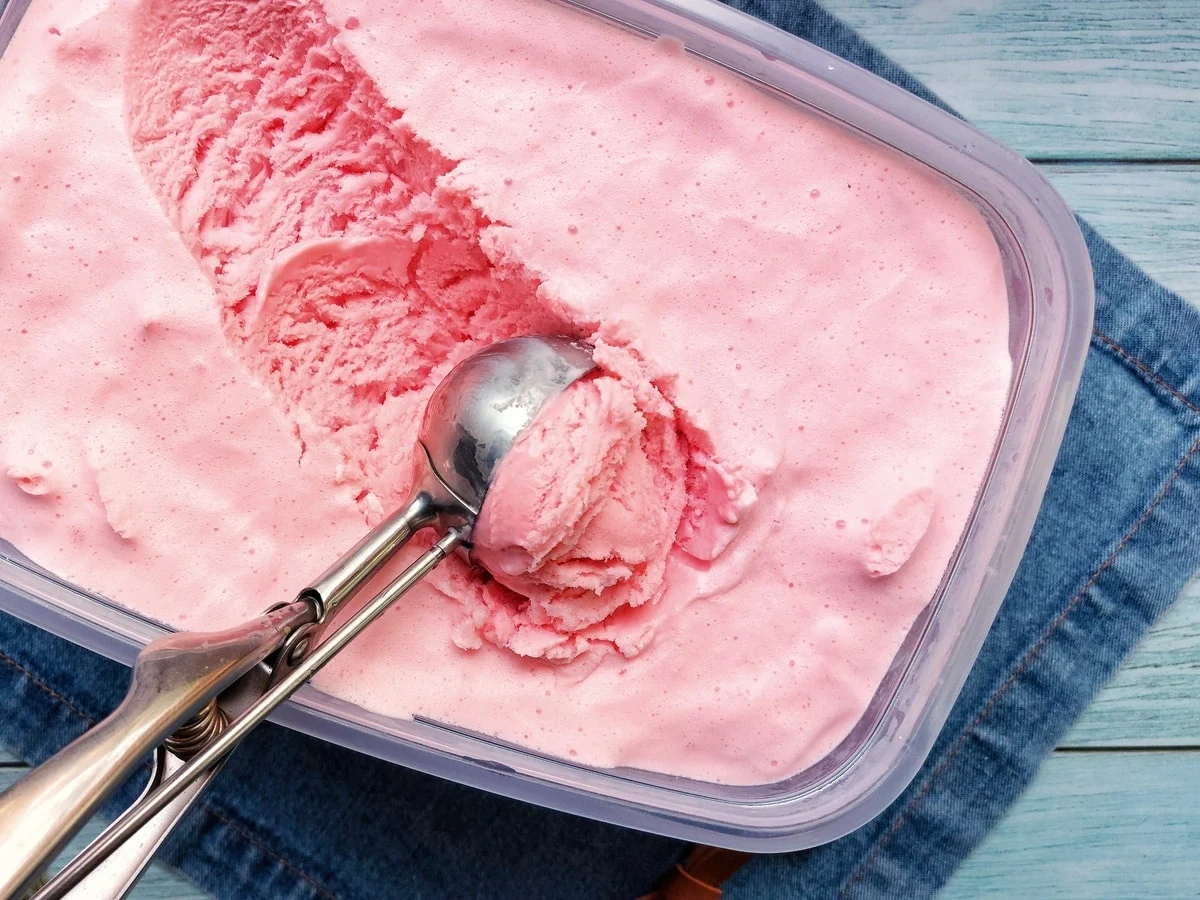 Um sorvetinho caseiro e rápido para espantar o calor! Com apenas 3 ingredientes e algumas horas no freezer, você prepara essa delícia.