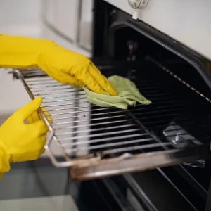 Dicas caseiras para limpar as grelhas do forno