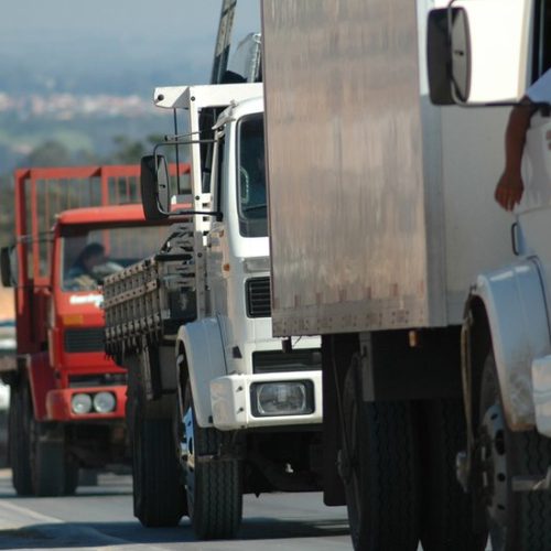 Caminhoneiros iniciam paralisação para pressionar Senado a votar MP do Frete