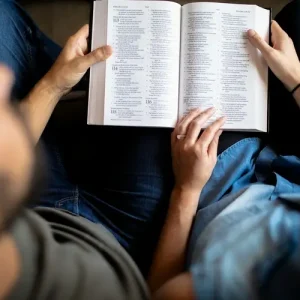 Pesquisa revela que 50% dos evangélicos leem a Bíblia diariamente