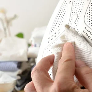 Como limpar facilmente a base do ferro de passar roupa