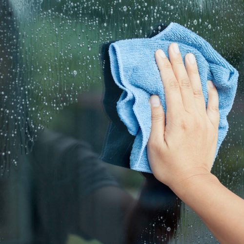 Truque simples com detergente para facilitar a limpeza das janelas de vidro