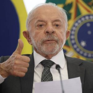 Em meio à corrida eleitoral, governo Lula anuncia reajuste de 15% para o Bolsa Família