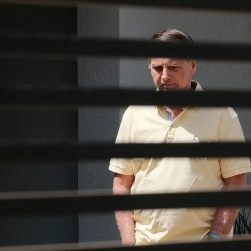 Bolsonaro recebe alta, coloca tornozeleira e passa a cumprir domiciliar