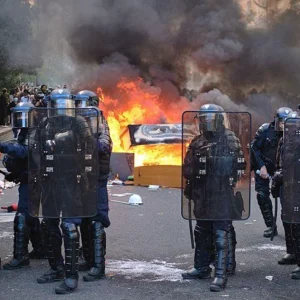 Pastora chama cristãos a orar pela França após protestos violentos: 'Só Jesus é o caminho’