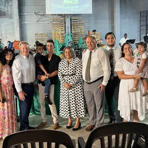 Embaixador dos EUA participa de culto em igreja plantada por missão há 124 anos em Cuba
