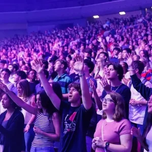 Um influenciador cristão de 22 anos afirma que cada vez mais jovens nos EUA têm redescoberto a fé, impulsionados pela frustração com o que ele chama de “coisas falsas” e com a cultura superficial das redes sociais, passando a buscar um propósito mais profundo para suas vidas. “Estamos cansados de coisas falsas. Estamos cansados de superficialidade”, disse Bryce Crawford na segunda-feira (16) ao programa Fox & Friends. “Somos alimentados com superficialidade pelos nossos celulares, pelos desejos, por tudo aquilo que achamos que vai nos satisfazer. Todo ser humano está em uma busca por amor, e tentamos preencher esse vazio com coisas diferentes. E acho que as pessoas estão percebendo naturalmente: ‘Espera, isso não está funcionando mais. Não está acontecendo do jeito que eu pensei que aconteceria’. No fim das contas, as pessoas não querem apenas uma verdade; elas querem a verdade – e essa verdade é Jesus.” Crawford tem ajudado a abrir caminho para um reavivamento da fé entre jovens adultos, ao levar o Evangelho às ruas e a milhões de seguidores por meio de suas redes sociais. Atualmente, o influenciador conta com cerca de 4 milhões de seguidores no TikTok e 3 milhões no Instagram. Lar cristão Criado em um lar cristão, ele decidiu se dedicar plenamente a Cristo e afirma ter encontrado paz nas palavras de Jesus depois de enfrentar períodos de ansiedade e depressão durante a adolescência. “Quando eu tinha 17 anos, planejei tomar uma decisão irrevogável com a minha vida porque achava que aquela era a única maneira de fazer a dor ir embora”, contou. “E na noite em que eu ia tomar uma decisão irrevogável, Jesus me encontrou de forma sobrenatural, e eu fiz uma oração. Eu disse: ‘Jesus, se você é real, tira a minha ansiedade e a minha depressão’, e desde aquele dia eu nunca mais tive isso.” Segundo ele, isso aconteceu há mais de cinco anos, e aquele momento foi decisivo para que entregasse sua vida a Cristo. Bryce Crawford ministrando para jovens em universidade.” (Foto: Instagram/brycecrawford) Crawford também lidera a iniciativa por meio de sua turnê “Eu Amo Jesus”, percorrendo estados e cidades para ajudar a difundir o Evangelho e oferecer às pessoas um espaço de união em torno de uma mensagem cristã. Ele afirmou que ajudar outras pessoas a acolherem o Evangelho da mesma forma que ele acolheu começa com a disposição de fazer perguntas. “[As pessoas] não são uma estatística. Eu não vou até elas para tratá‑las como um número e depois voltar para casa para me gabar. Elas são seres humanos criados à imagem de Deus”, disse ele. “Por isso, queremos ser intencionais e fazer perguntas. Mas também fazemos as perguntas difíceis: Você tem fé? O que acha que acontece quando morremos? Você acredita em Jesus? Quais são os seus pensamentos sobre Ele? Todo mundo tem uma perspectiva sobre Jesus. A questão é: acreditamos que Ele é Deus? E, se Ele é Deus, então Ele é digno das nossas vidas e da nossa adoração.” Crawford afirmou que o renascimento do cristianismo entre jovens da Geração Z está ligado ao fato de muitos estarem “despertando para a verdade” e reconhecendo que Cristo é a “única coisa capaz de satisfazê-los”. “Vivemos por tantas coisas diferentes — pessoas, relacionamentos, substâncias, diferentes vícios — e nada disso nos satisfaz”, disse ele. “Por isso, as pessoas entendem que precisamos de algo eterno e perfeito que possa nos sustentar. E Jesus está vivo e ativo, e Ele está fazendo isso no coração daqueles que têm fome e estão prontos para recebê‑lo.”