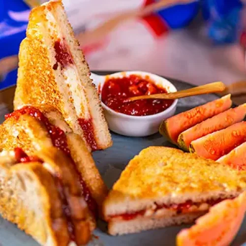 Sanduíche cremoso de queijo com goiabada