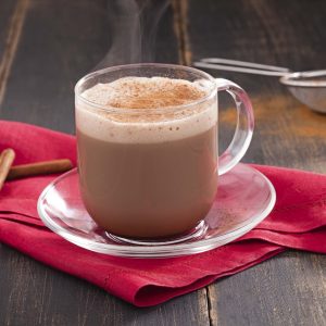 Aprenda a fazer pó para preparo de cappuccino cremoso Ingredientes 1 xícara (chá) de leite em pó; 50 g de café solúvel; 3 colheres (sopa) de chocolate em pó ou cacau; 1/4 de xícara (chá) de açúcar; 1 colher (chá) de canela em pó; 1 colher (chá) de bicarbonato de sódio. Modo de preparo Passe todos os ingredientes secos por uma peneira fina para remover grumos. Junte tudo em uma tigela e mexa muito bem até ficar totalmente uniforme. Coloque a mistura em um pote de vidro ou de plástico com tampa bem fechada. Para servir, adicione 2 colheres (sopa) do pó em uma xícara de leite ou água quente, mexa bem e aproveite.