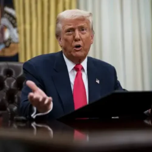 Trump cancela ataques ao Irã e volta a falar em acordo de paz; Teerã diz não ter aprovado nada