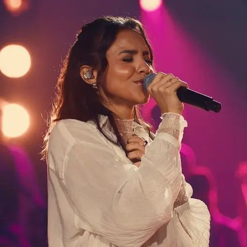 Julia Vitória apresenta o álbum “Ao Vivo na Ópera de Arame” em edição especial