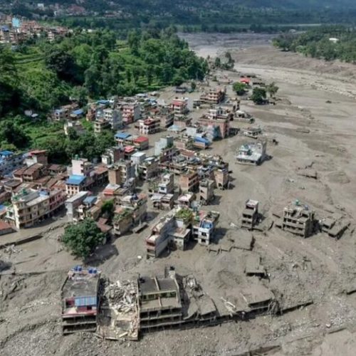 Enchente repentina no Nepal deixa centenas de desaparecidos