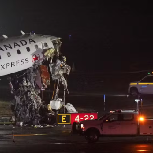 Piloto e copiloto morrem após colisão entre avião e caminhão em aeroporto dos EUA