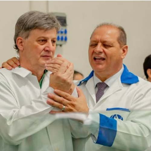 Ex-padre é batizado após ser evangelizado por pastor: “Não há limite para o amor de Deus”