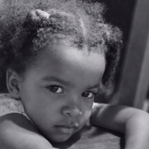 Criança de 3 anos morre após ser baleada acidentalmente pelo irmão de 8 anos em Vargem Grande