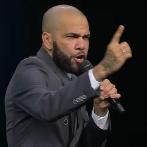 Daniel Alves diz que foi mais feliz na prisão do que no futebol