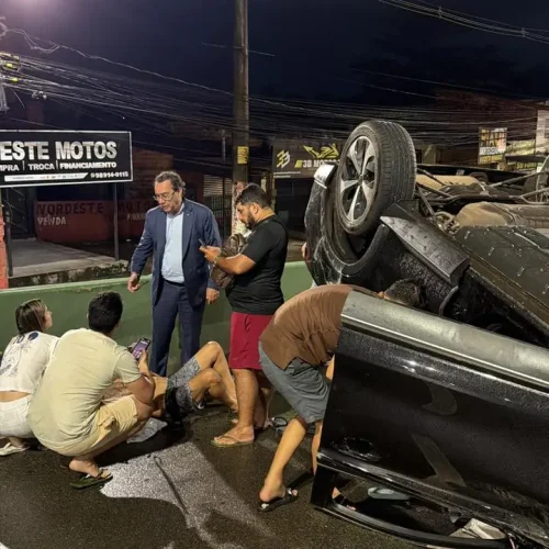 Augusto Cury presta socorro a motorista após capotamento de carro em São Luís