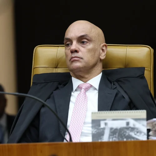 Moraes dá 24h para Bolsonaro explicar arma apreendida