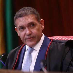 Ministros do TSE avaliam que pedido de Flávio Bolsonaro para anular eleição não deve avançar