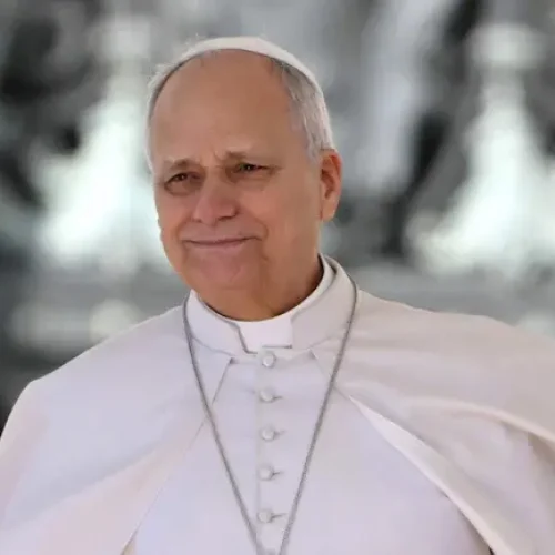 Papa Leão retira parte do pulmão e tem câncer confirmado, diz Vaticano