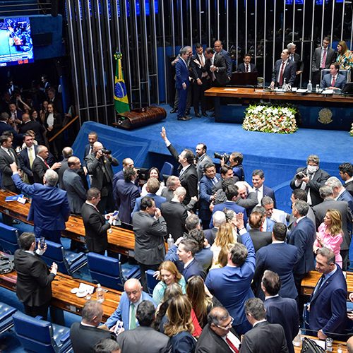 Oposição articula retardar avanço da PEC da escala 6x1 no Senado