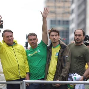 Bolsonaro pede a Moraes autorização para receber filhos no Dia dos Pais