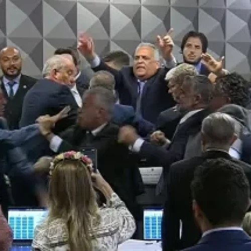 CPMI do INSS é suspensa por conta de bate-boca e empurrões entre parlamentares