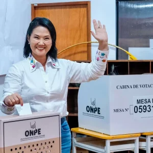 Keiko Fujimori é eleita presidente do Peru após apuração apertada