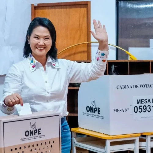Keiko Fujimori é eleita presidente do Peru após apuração apertada