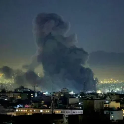 Após ataques no Líbano, Irã volta a fechar Ormuz e ameaça cessar-fogo