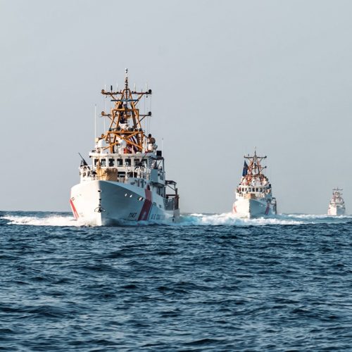 Petróleo tomba 10% após Irã liberar passagem pelo Estreito de Ormuz