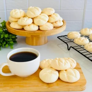 Biscoito de coco e polvilho Ingredientes 1 kg de polvilho doce; 100 g de coco ralado; 2 ovos inteiros; 2 xícaras de açúcar; 1 colher (sobremesa) de fermento em pó; 1 pote de 250 g de margarina; Modo de preparo Em uma vasilha faça um creme com a manteiga, o açúcar, os ovos, o fermento e o coco ralado. Acrescente o polvilho, aos poucos, e amasse com as mãos. Faça bolinhas e amasse com um garfo. Leve ao forno pré - aquecido. Quando estiver começando a ficar dourado retire do fogo.