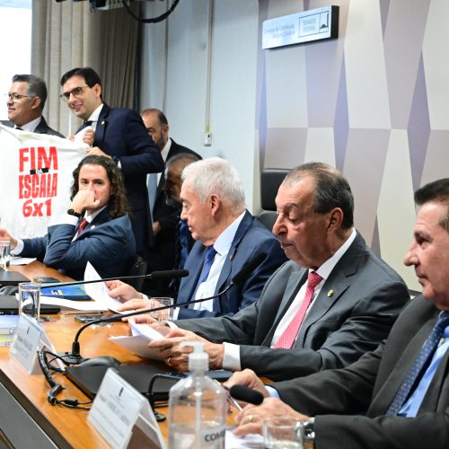 Comissão de Constituição, Justiça e Cidadania (CCJ) realiza reunião para analisar a PEC do fim da escala 6x1. A Proposta de Emenda à Constituição 221/2019 prevê dois dias de repouso semanal remunerado e reduz a carga horária máxima de trabalho semanal de 44 para 40 horas, sem redução de salário. Ainda na pauta, a votação da PEC 18/2025, a chamada “PEC da Segurança Pública”, que prevê integração dos órgãos de segurança pública e mais recursos para o setor. 

Ao lado da Mesa, o deputado Dorinaldo Malafaia (PDT-AP) e o relator da PEC 221/2019 na Câmara dos Deputados, deputado Leo Prates (Republicanos-BA), posam para fotografia exibindo camiseta com mensagem pelo fim da escala de trabalho 6x1.

Mesa: 
senador Veneziano Vital do Rêgo (MDB-PB);
presidente da CCJ, senador Otto Alencar (PSD-BA); 
relator da PEC 221/2019, senador Omar Aziz (PSD-AM);
vice-presidente da CCJ, senador Vanderlan Cardoso (PSD-GO). 

Foto: Geraldo Magela/Agência Senado