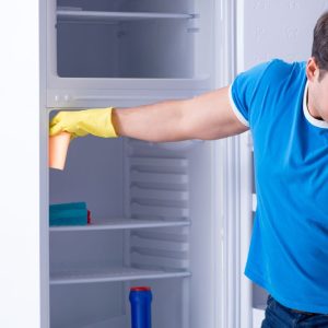 Como limpar a geladeira do jeito certo para evitar odores e contaminações