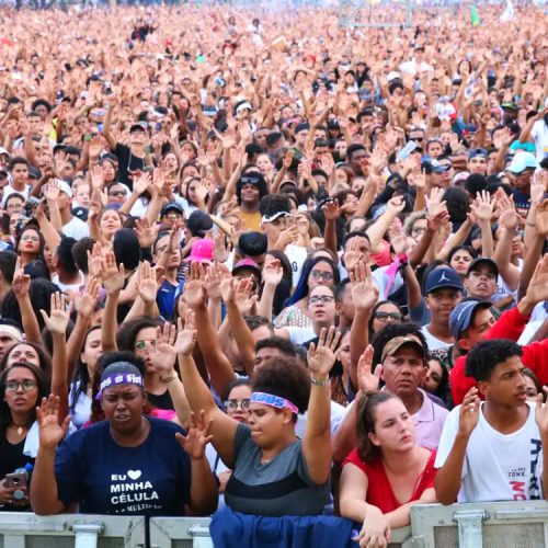 Evangélicos já são maioria em 244 cidades do país