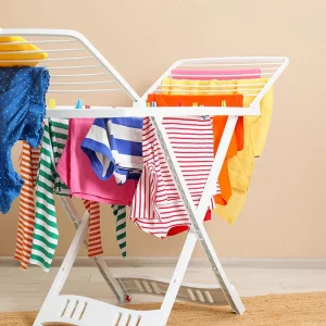 Dicas simples para acelerar a secagem da roupa e evitar o cheiro de mofo