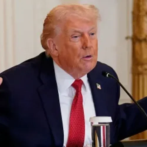 Trump atacará com mais força se Irã não aceitar derrota, diz Casa Branca