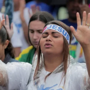 Pesquisa indica que 52,5% dos evangélicos rejeitam política em cultos