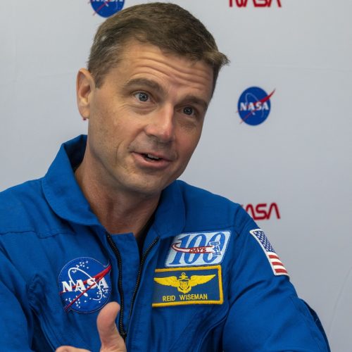 Após missão espacial, astronauta não religioso busca capelão e chora ao ver cruz