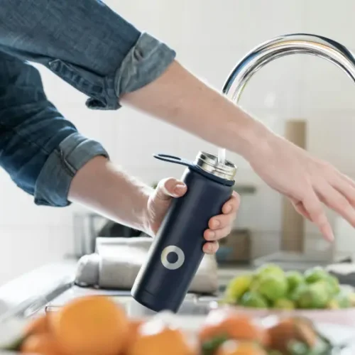Garrafa de água: riscos da falta de higiene e como limpar corretamente