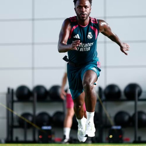 Real Madrid aumenta proposta e avança por renovação de Vini Jr.