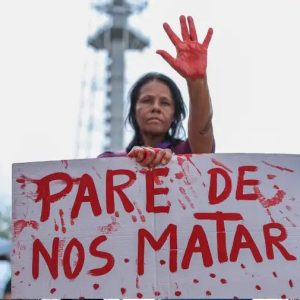Homicídios de mulheres diminuem no Brasil; feminicídios ficam estáveis