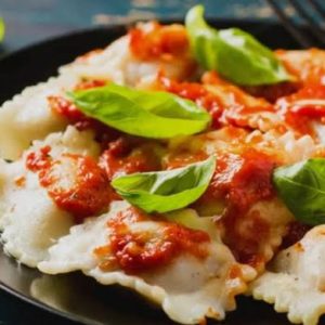 Ravioli com molho branco de calabresa