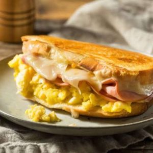 Torrada crocante com ovo e queijo na airfryer