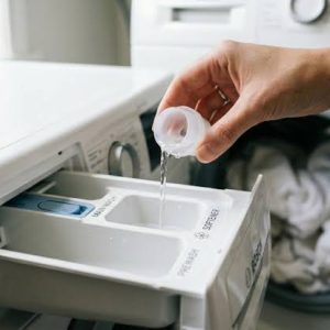 Truque da tampinha de vinagre branco destilado para a máquina de lavar não cheirar a mofo