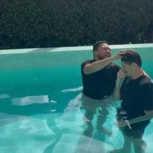 Jogador do Grêmio aceita Jesus e é batizado por companheiro de equipe