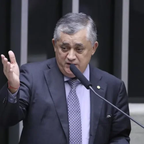 Guimarães sugere aumentar endividamento para "salvar economia popular"