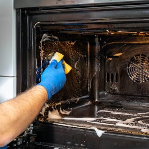 Como remover a gordura incrustada no forno do fogão