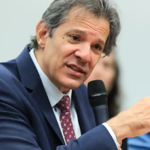 "Foram os governadores que começaram a cobrar taxa das blusinhas", diz Haddad